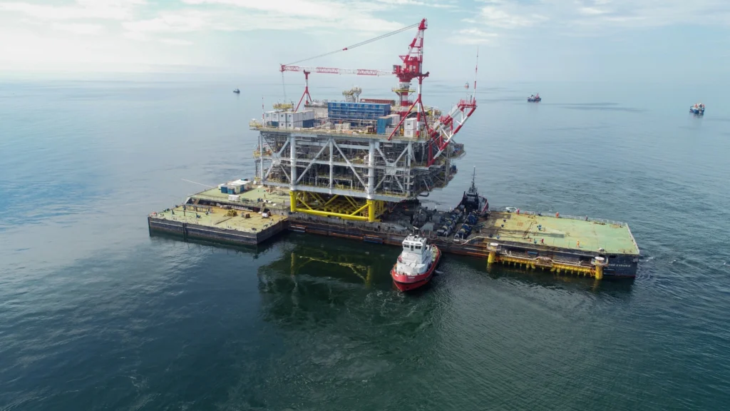 Морские операции по транспортировке и установке в море блок-кондуктора-1 (морской ледостойкой стационарной платформы) м/р D33
